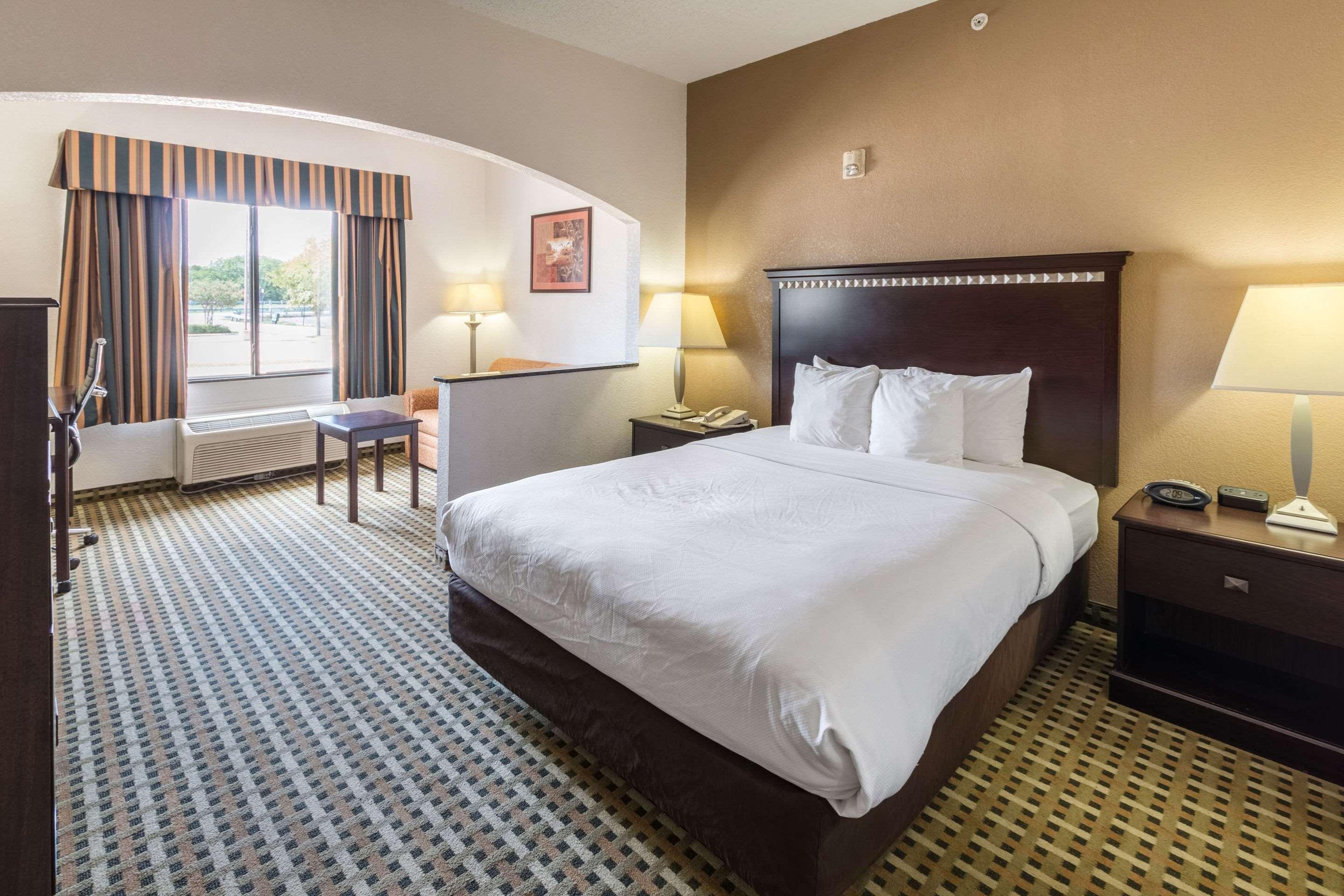 Quality Suites Burleson - Ft Worth エクステリア 写真
